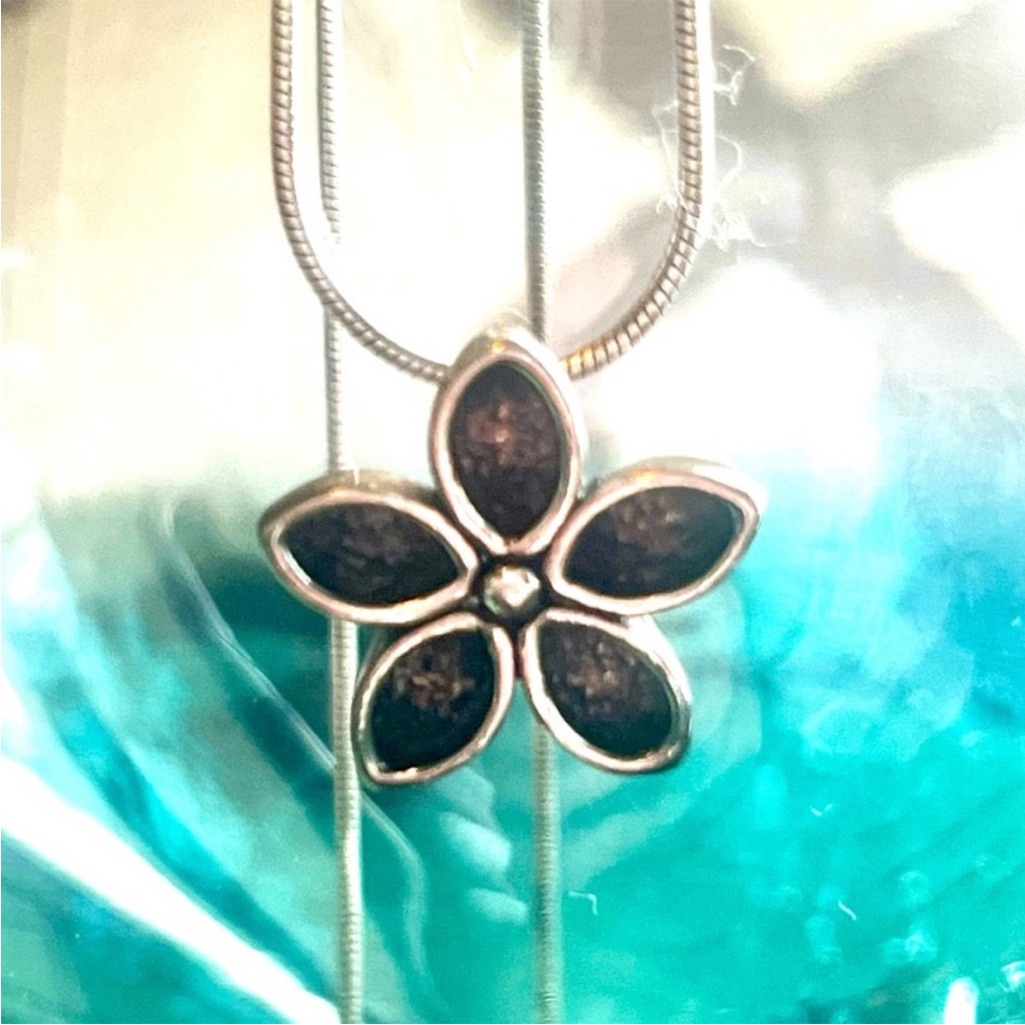 Silpada Vintage Sterling Silver Petite Flower Pendant W/Snake Chain Necklace